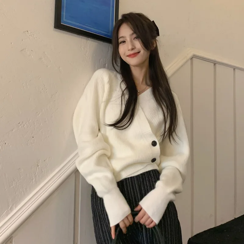 Рисунок 4 - Женский вязаный свитер с V-образным вырезом