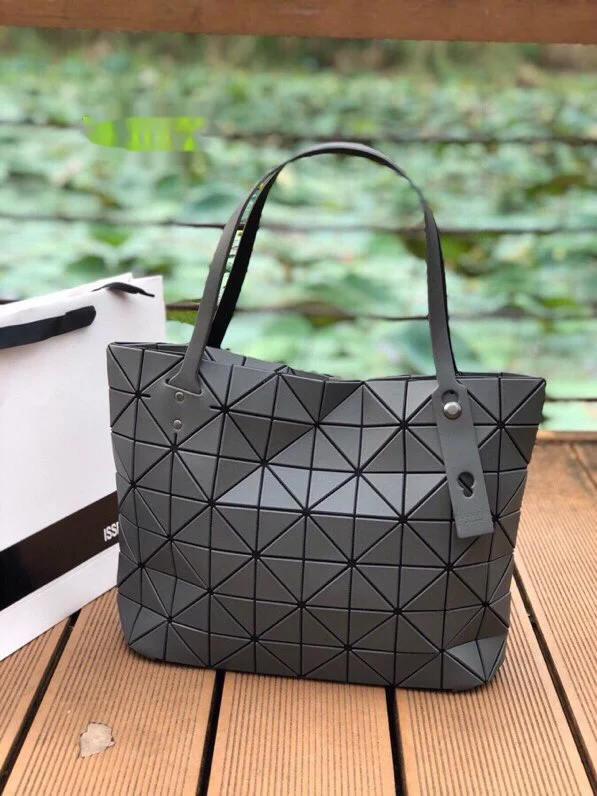Lote 220 gris mate. Miyake Lifestyle BAOBAO Rock Bag, uno de los raros estilos de cremallera de Miyake. enteramente hecho de materiales originales japoneses_voghion.com