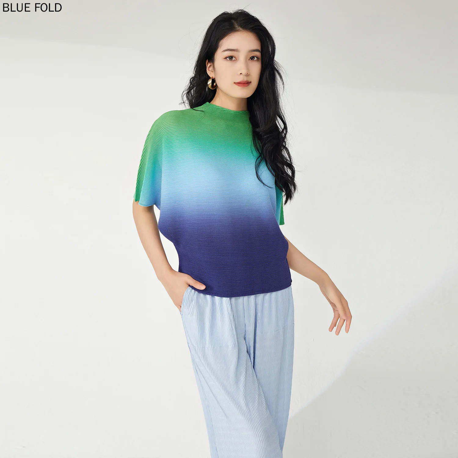 

Summer Short Sleeve T-Shirt Women's Casual Style Bat Sleeve Loose Large Size Slim Gradient Miyake Top PLEATS T-shirts Tees