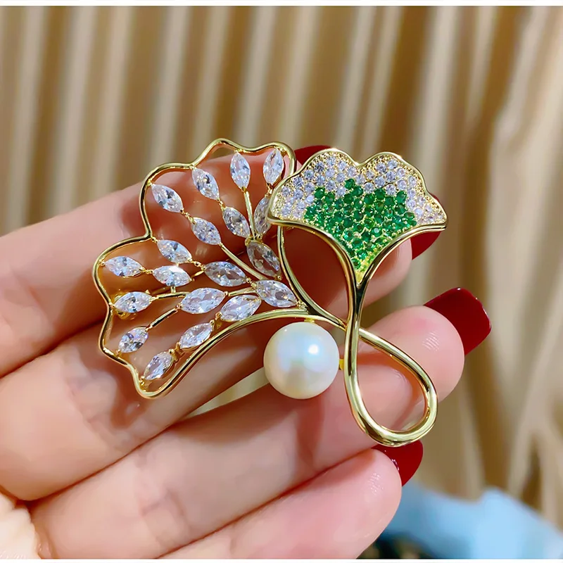 Sweet Temperament Pearl Leaf Brooches Pins Shinning Crystal Cubic Zirconia Fashioni Elegant Statement Brand Corsgae Jewelry