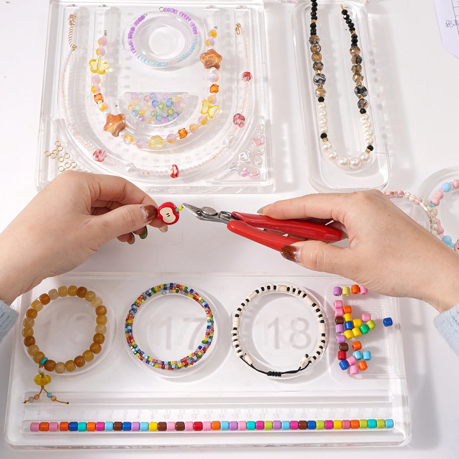 A Transparent Acrylic Jewelry Display Tray Suitable For Jewelry Bracelets And Antique Bracelet Holders Used For Storage And Disp