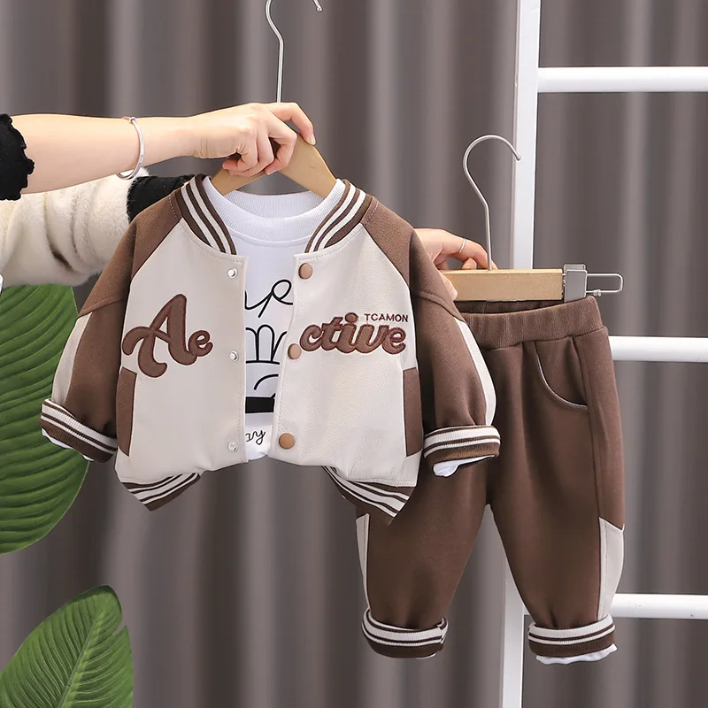 Vendita Diretta In Fabbrica Primavera Moda Casual Tre Pezzi Ragazzi Vestito 2024 Nuova Primavera Autunno Cucito Lettera Cardigan Manica Lunga Set