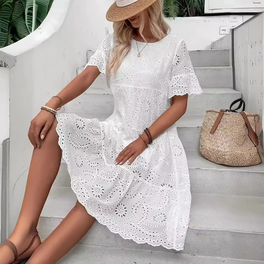 Robe midi blanche brodée à œillets pour femme, style bohème évidé, fluide, à volants superposés, décontractée, à manches courtes, pour l’été et la plage