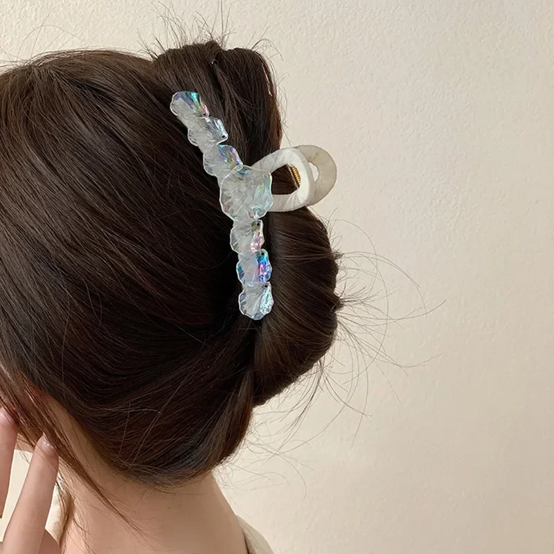 Colorful Shell Hair Claw Summer New French Charm Hairpin Simple Fashion Shark Clip Beach Hair Accessories for Women Headwear diamond hollow bow hair claw charm y2k geometric bow claw clip korean style shiny hollow ponytail holder lady