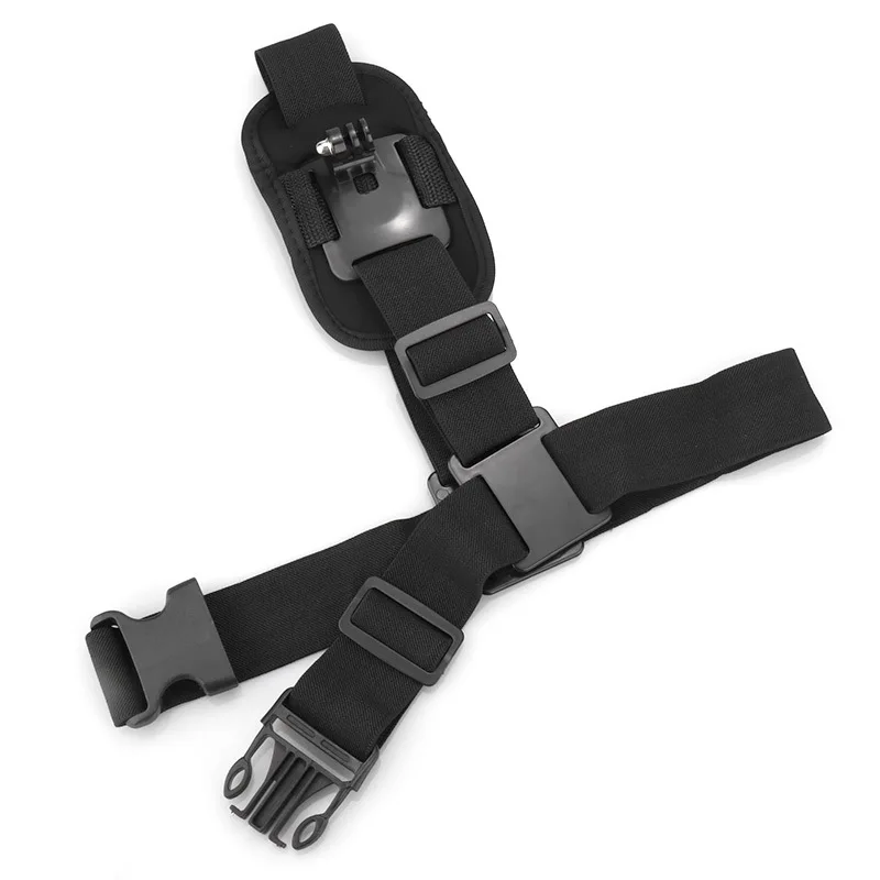Insta360 fixée sur la sangle épaule noire, parfait pour des prises de vue en mouvement.