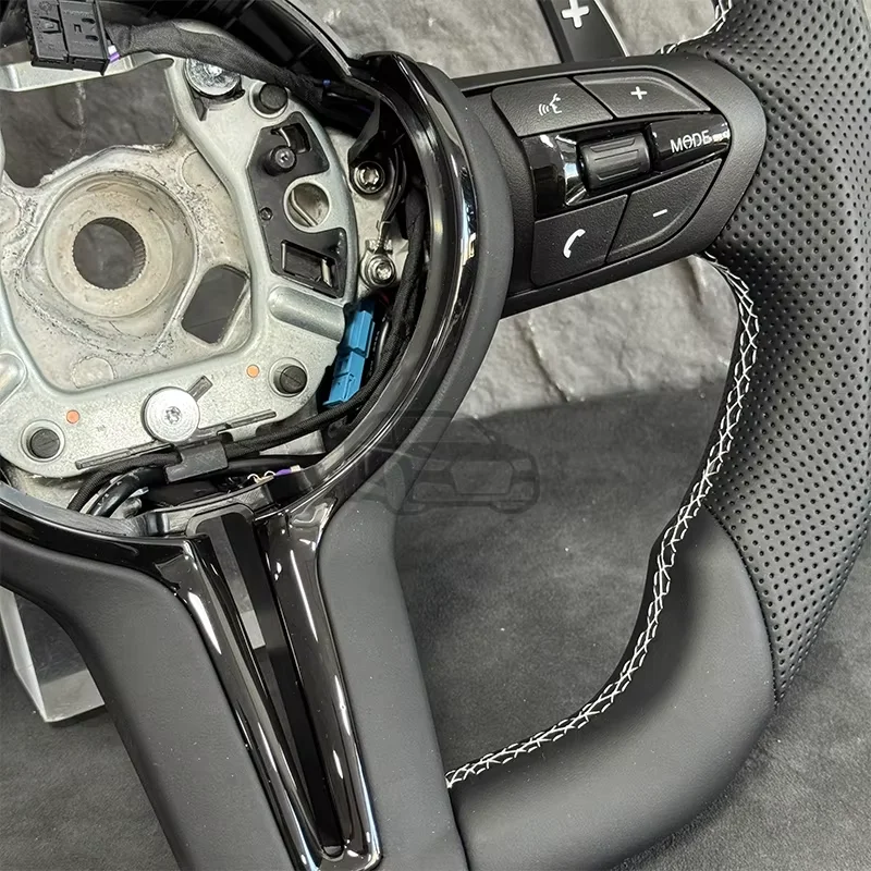 BMW F30 F10 F31 F20 E87 E90용 스티어링 휠은 가죽 소재로 제작되었으며 스포츠 스타일의 자동차 액세서리입니다.