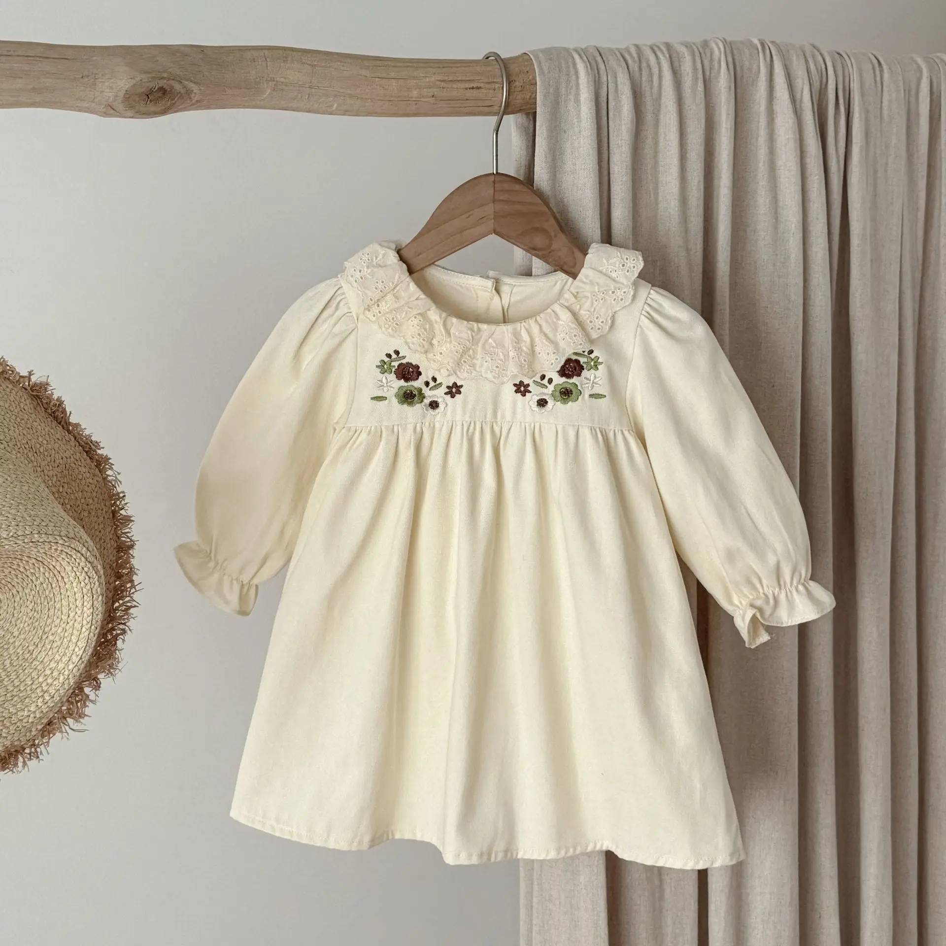 Frühlings- und Herbstkleid für Mädchen im koreanischen Stil, mit Spitzenkragen und besticktem, langärmeligem Baumwollkleid, ein modisches und vielseitiges Kleid. – Detail 5