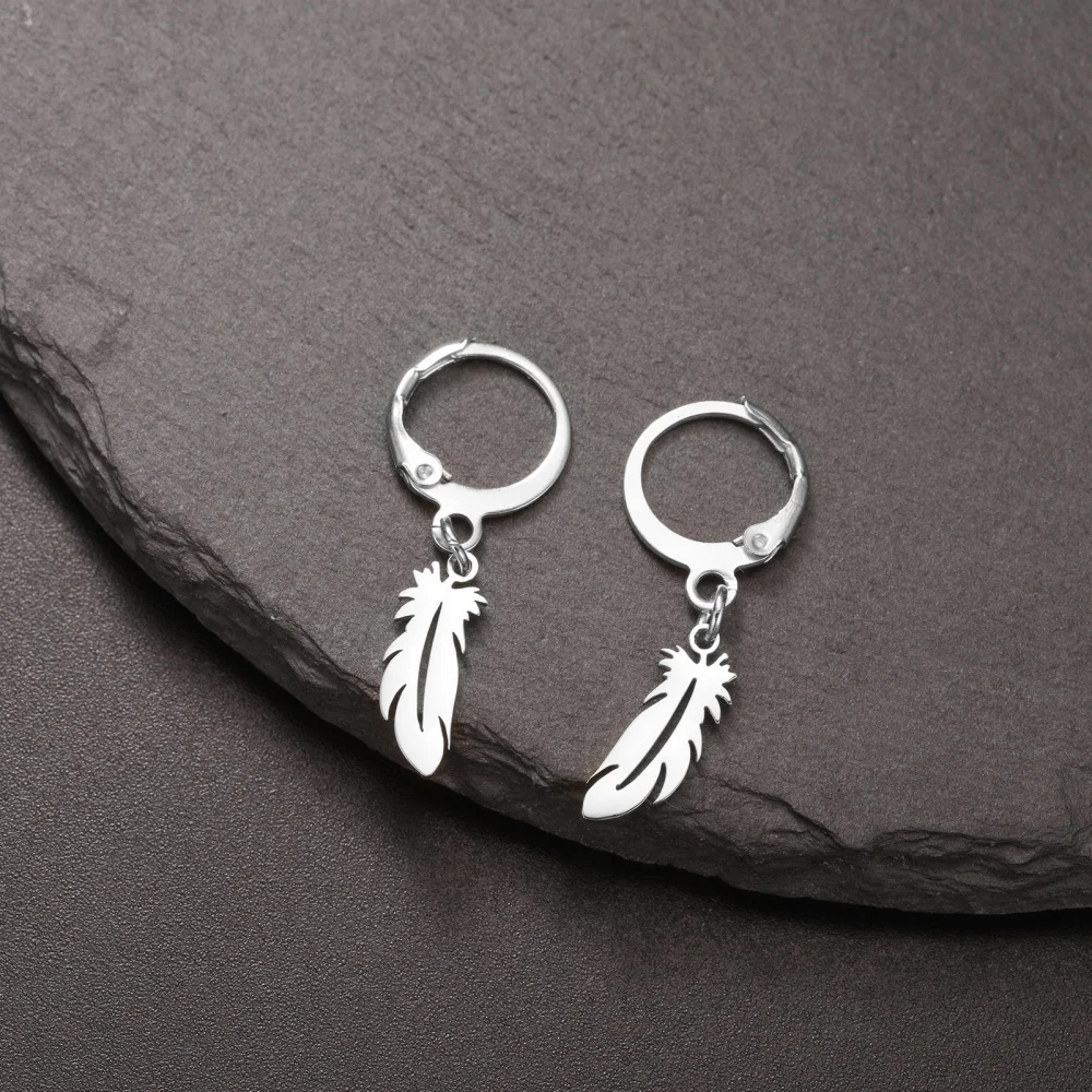 Eueavan Winzige Feder-Creolen, exquisiter goldfarbener Ohrring für Frauen und Mädchen, Punk, trendiger Edelstahl-Schmuck, Geburtstagsgeschenk