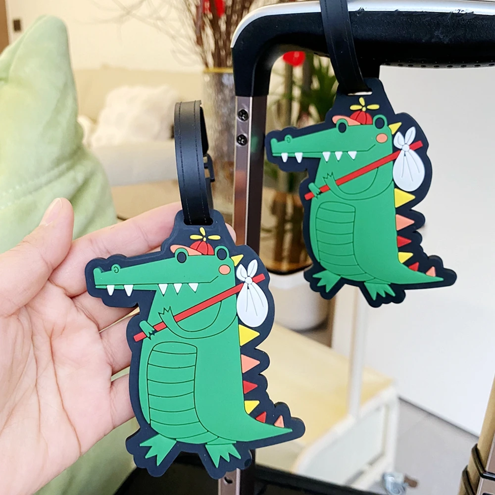 1 Stück/2 Stück grüner Dinosaurier-Gepäckanhänger, Reise-Namensschild für Koffer, Rucksack, Flughafen-Station, Boarding, Hängeetiketten, männlich/weiblich – Detail 7