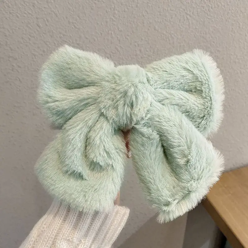 1pc New Korean version autumn and winter plush bow hair clip, velvet back of the head hair clip, furry clip hair accessory