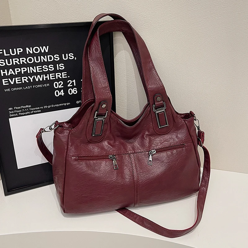 Fashionable women’s large-capacity handbag with casual crossbody design, perfect for commuting and daily style. red
