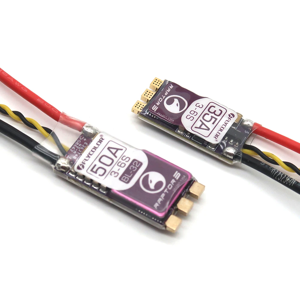 ESC Raptor5 20A-50A BLHeli_S installé sur un bras de drone FPV, avec les câbles d'alimentation branchés.