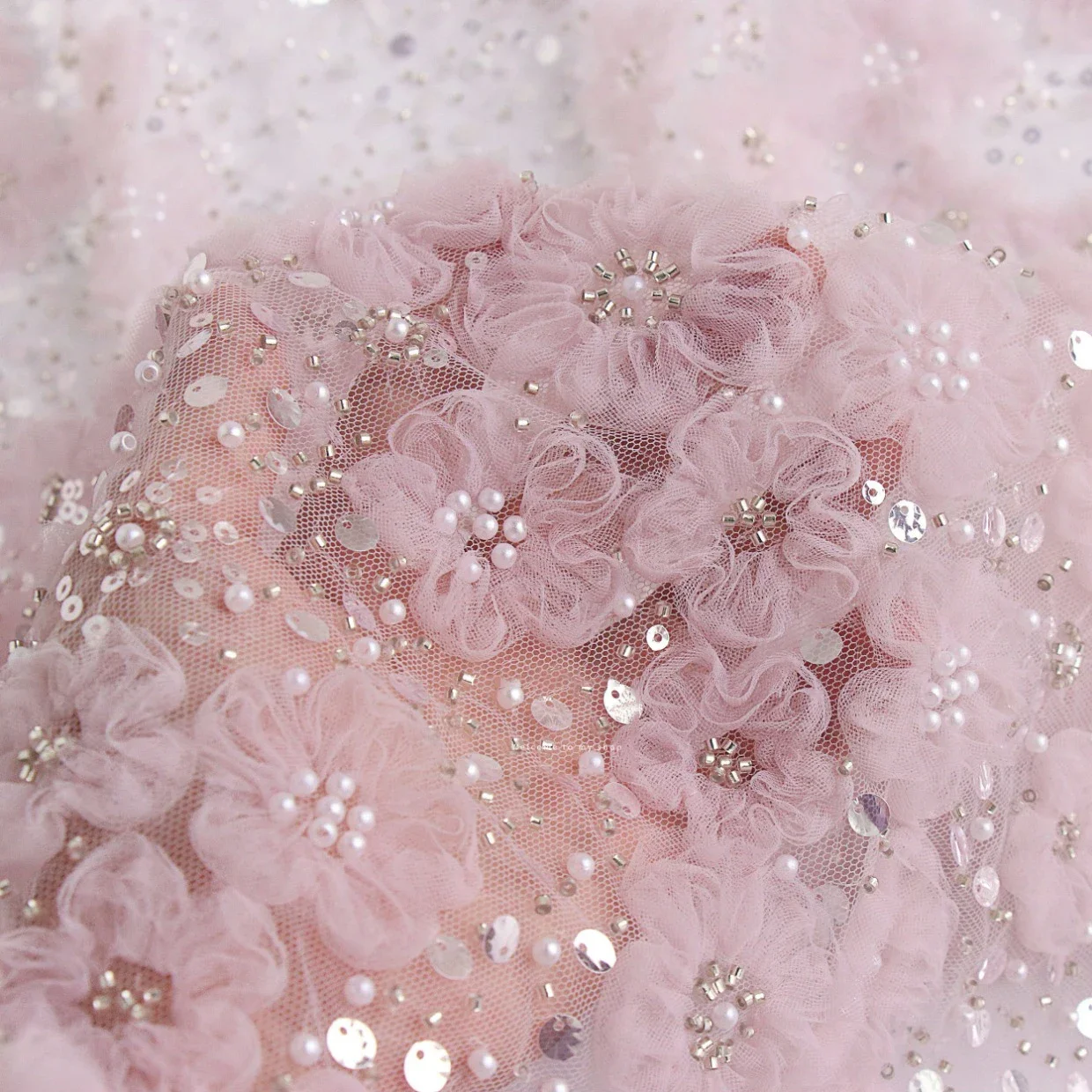 

Красивая фэнтезийная розовая фиолетовая сетчатая кружевная ткань с вышивкой бисером для свадебного вечернего платья дизайнерская ткань на заказ