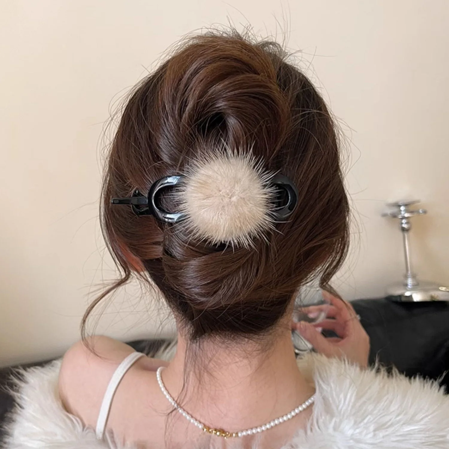 1PC Faux Fur Pom Pom Hair Clips, Soft Fluffy Hair Claws For Women, Minimalist Cute Hair Accessories, Trendy Winter Hair Decor