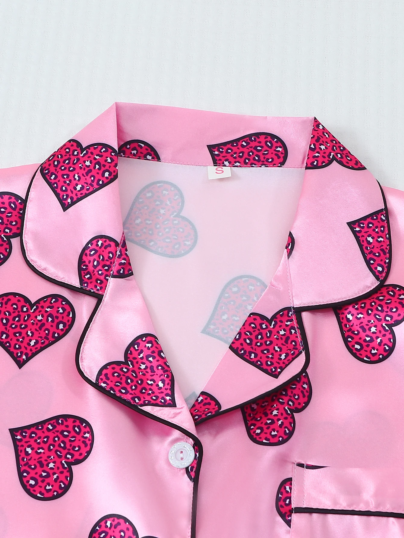 [Dia dos namorados] Pijama de cetim de 2 peças com estampa de coração, shorts de manga curta, pijama feminino, conjunto de loungewear adequado para uso doméstico 3