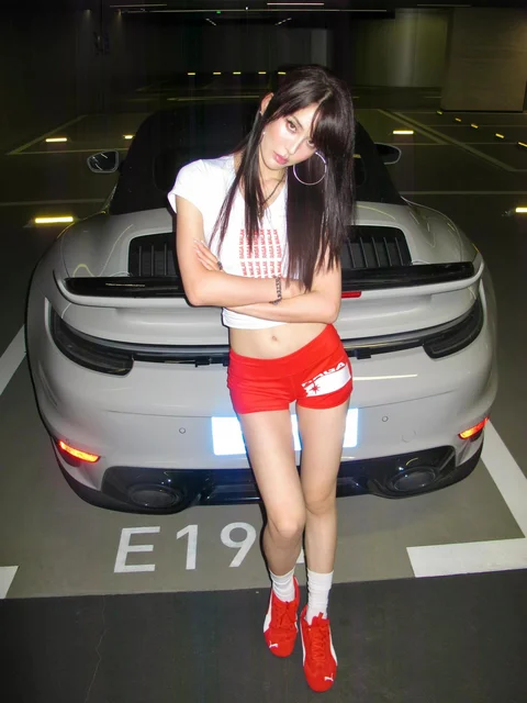 Raga white V-neck tight T-shirt Jennie kim with red logo