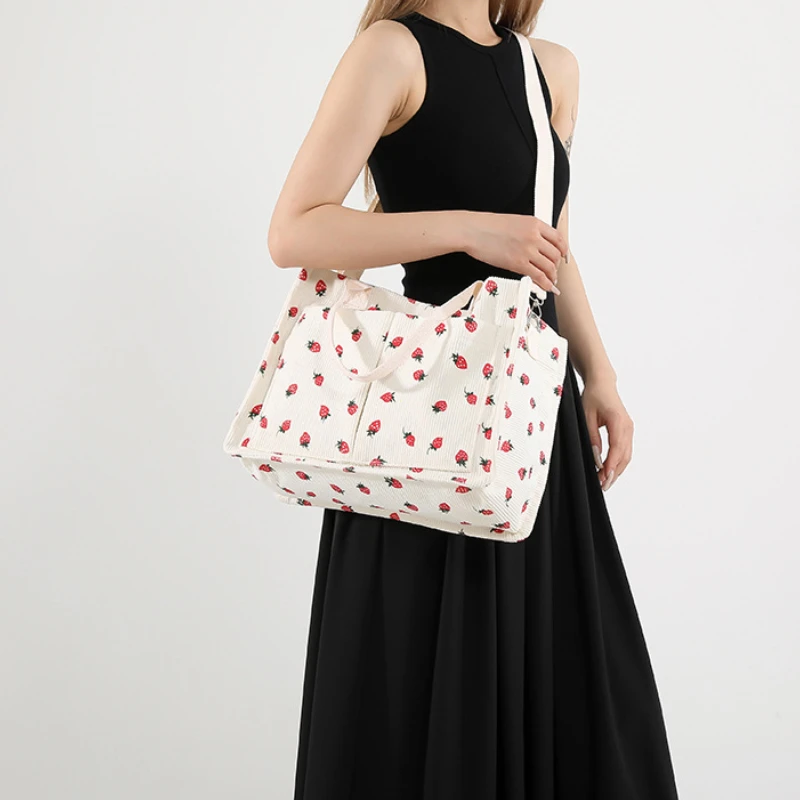 Borsa tote Borsa carina con toppe a fragola per donna Borsa tote in tessuto di grande capacità Borsa tote duratura con spalla regolabile - immagine 3