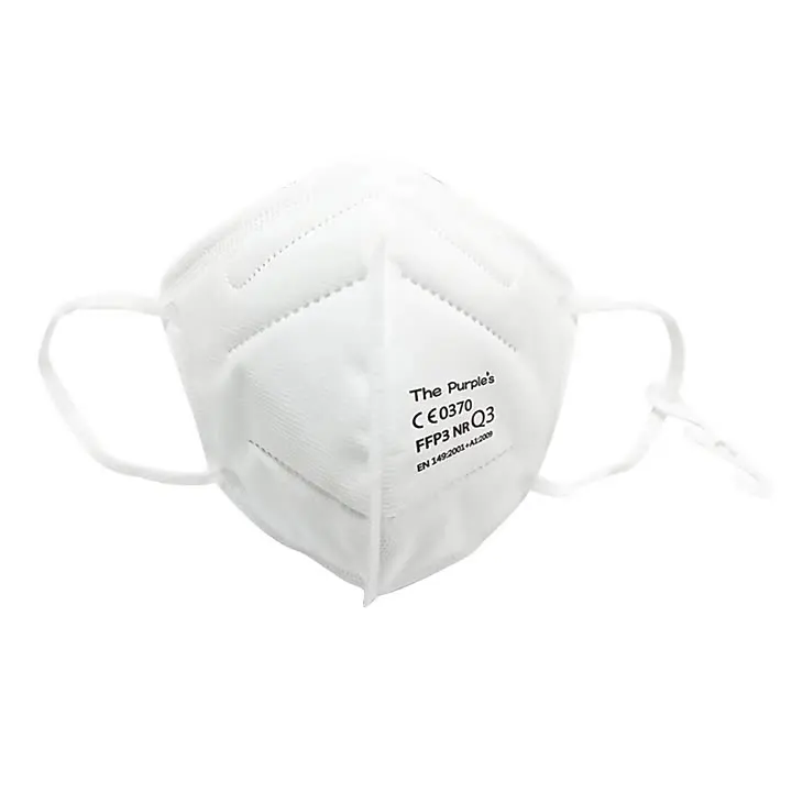 Personne portant un masque de protection respiratoire en extérieur, vue de face.
