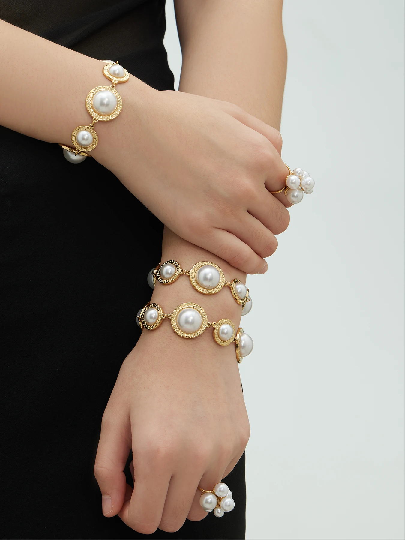 Stilvolle, einzigartige Imitationsperlen-Charm-Ringe und Armbänder für Damen, goldfarben, Edelstahlkette, Hochzeitsbankett-Schmuckset, Geschenk. – Detail 3