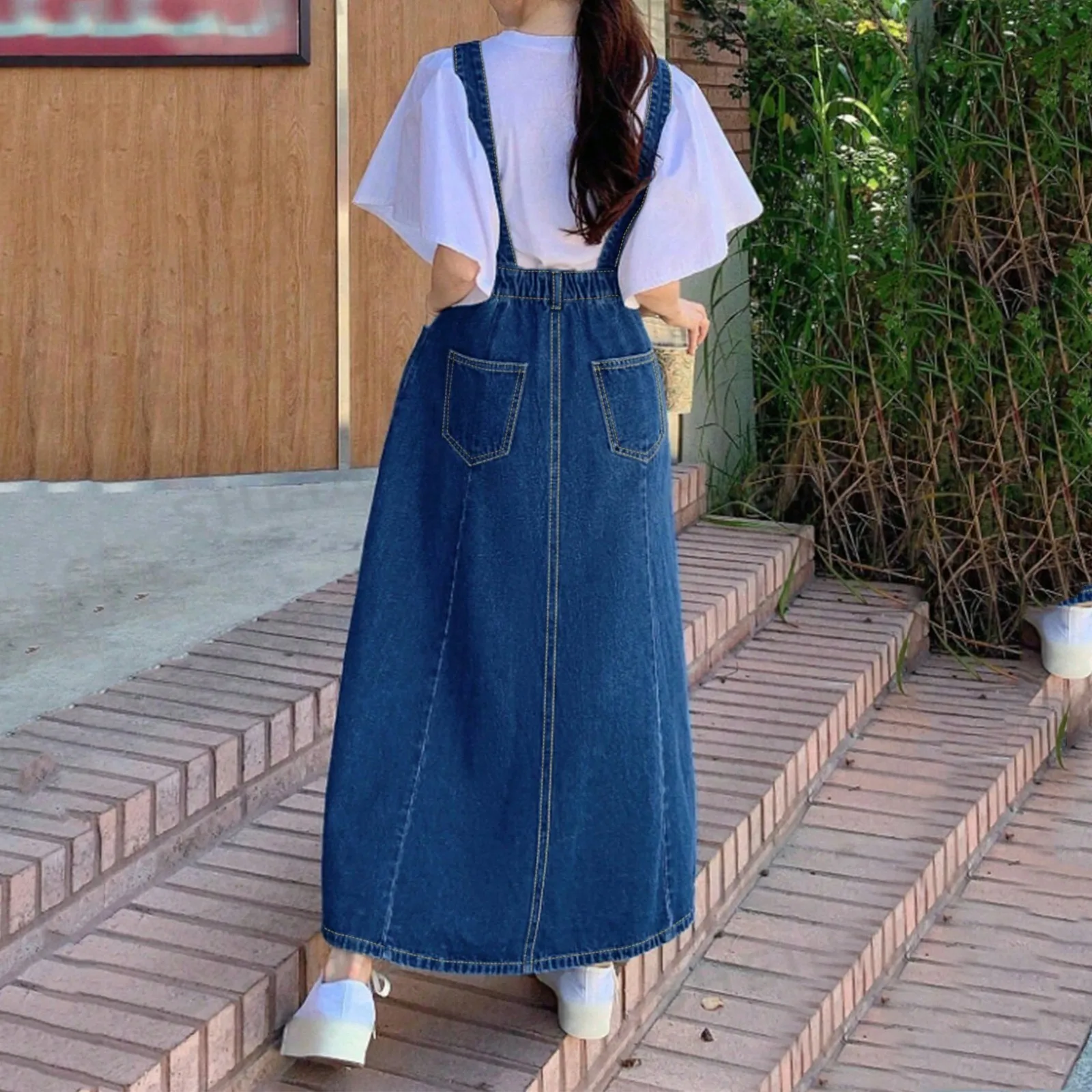 Hochtaillierter Trägerrock im A-Linien-Stil