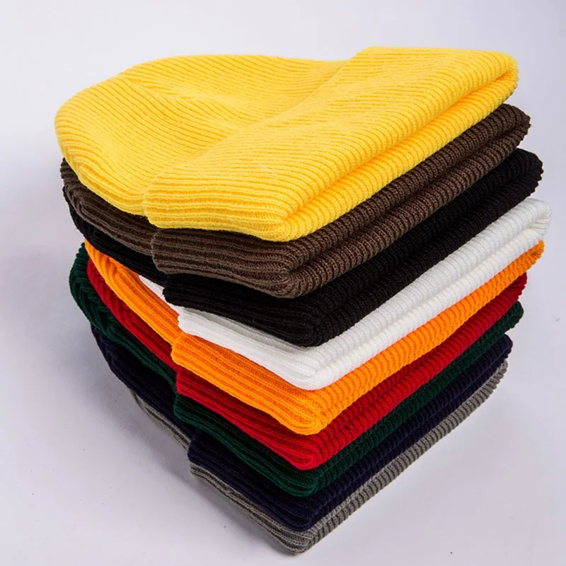 Bonnet tricoté en maille côtelé