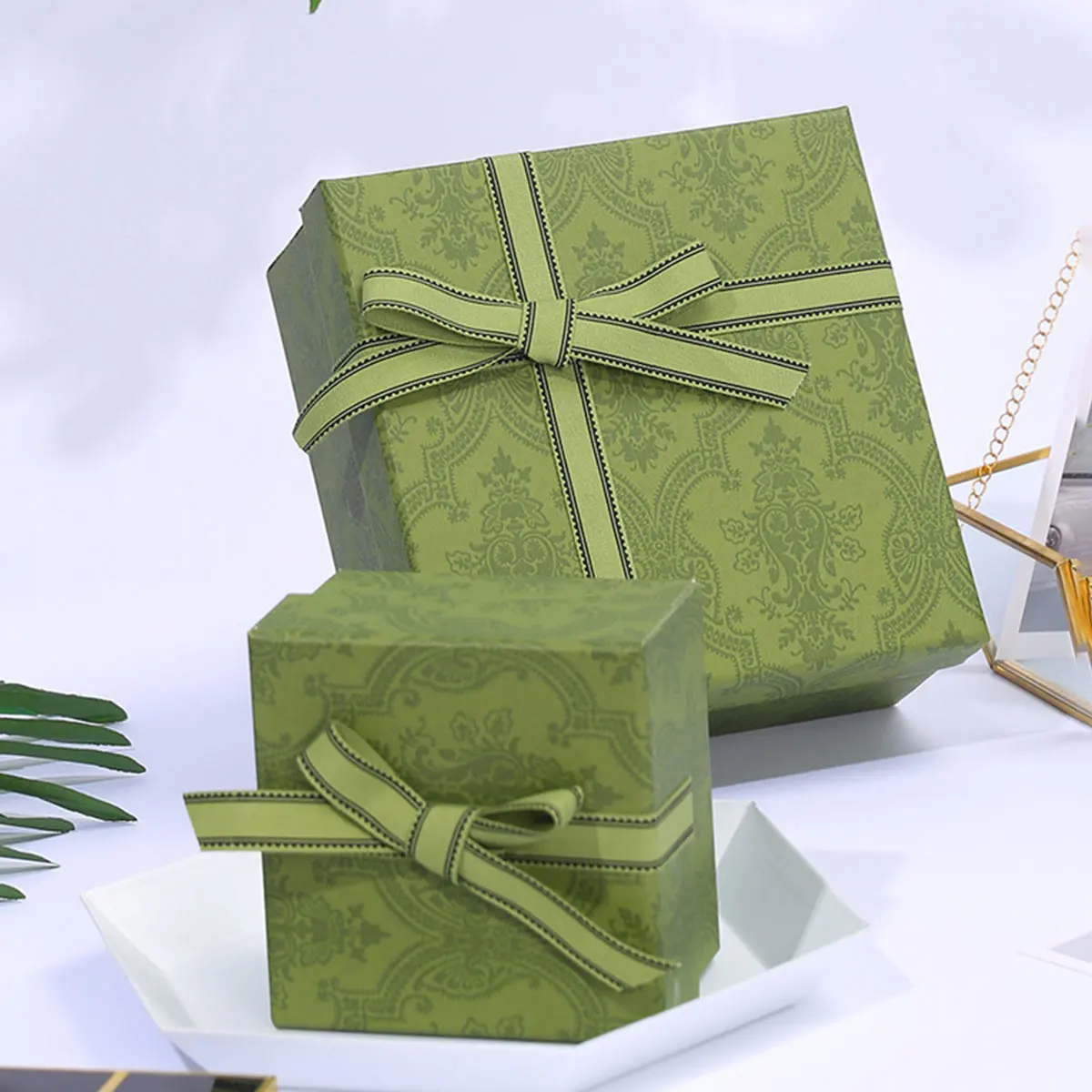 Elegant Green Gift Box Exquisite Paperboard Case for Valentine's Mother's Day Festival Gift Jewelry Comestic Perfume Packaging