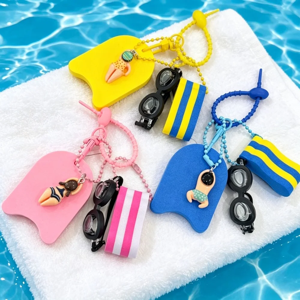 Niedlicher Schlüsselanhänger mit Schwimmthema, Mini-Schwimmbrille, Schwimmboard und Schwimmer-Anhängern, schwimmfähiger Schlüsselanhänger zur Taschendekoration, Geschenke für Schwimmer.