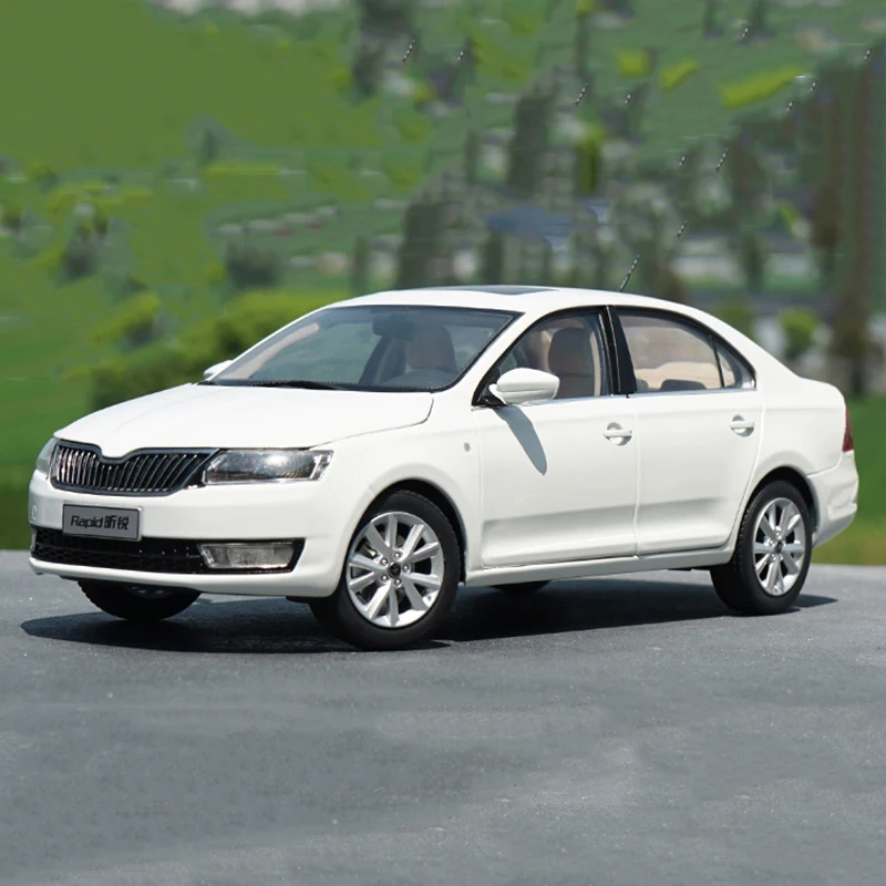 

Diecast Alloy 1:18 Scale Skoda Xinrui 2016 Model Gray and White Adult Classic Collection Gift Display Souvenir Ornament