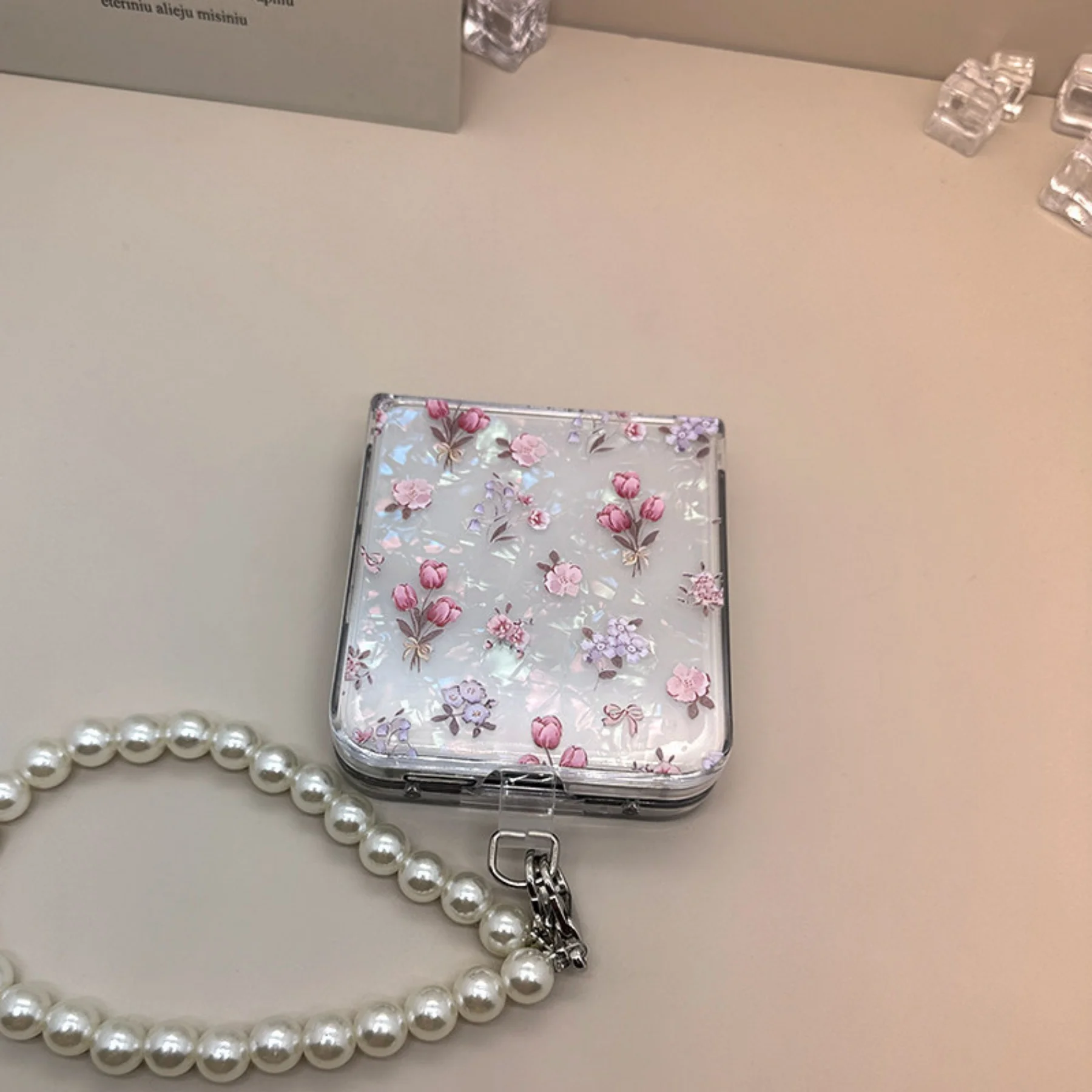 Classic Tulip Shell Pattern Case with Pearl Bracelet