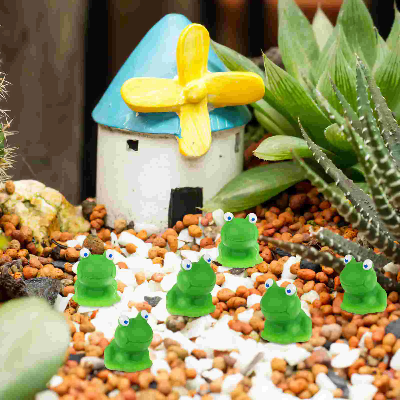 Resin Mini Frogs 100 Pack Figurines, Green Little Small Miniature Plastic  Tiny Frogs Bulk to Hide for Garden Leap Year Decorations (Bag of 100 pcs)