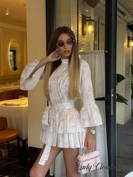 Mini Abito con Colletto Rialzato e Maniche Svasate, Rosa Floreale, Bottoni Frontali, Vita Annodata, Orlo a Balze a Strati, Nuovo Outfit Casual da Spiaggia 2026
