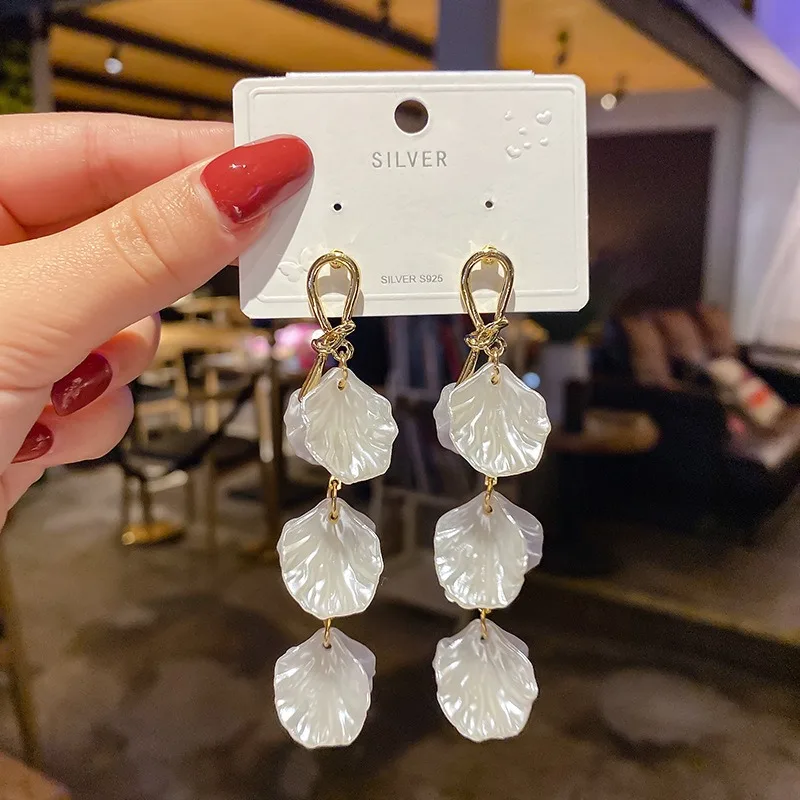 Korean White Acrylic Flower Petal Drop Earrings For Women's Fashion Statement Shell Flower Trend Alloy Pendant Earring Jewellery