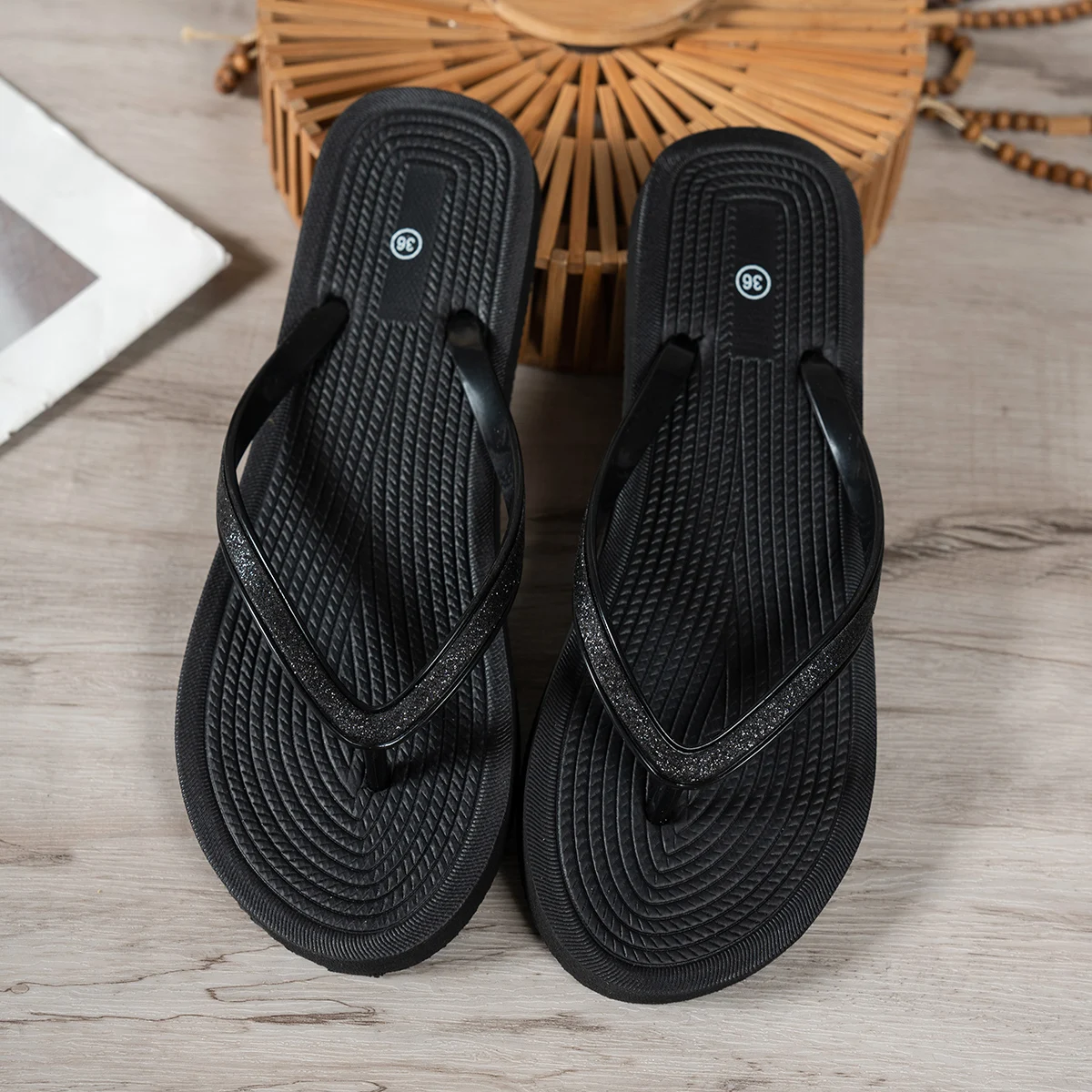 Damen-Sommer-Flip-Flops, einfarbig, modisch, wasserdicht, rutschfest, atmungsaktiv, runde Zehen, flach, zum Hineinschlüpfen, Strand, Pool, Badezimmer – Detail 4