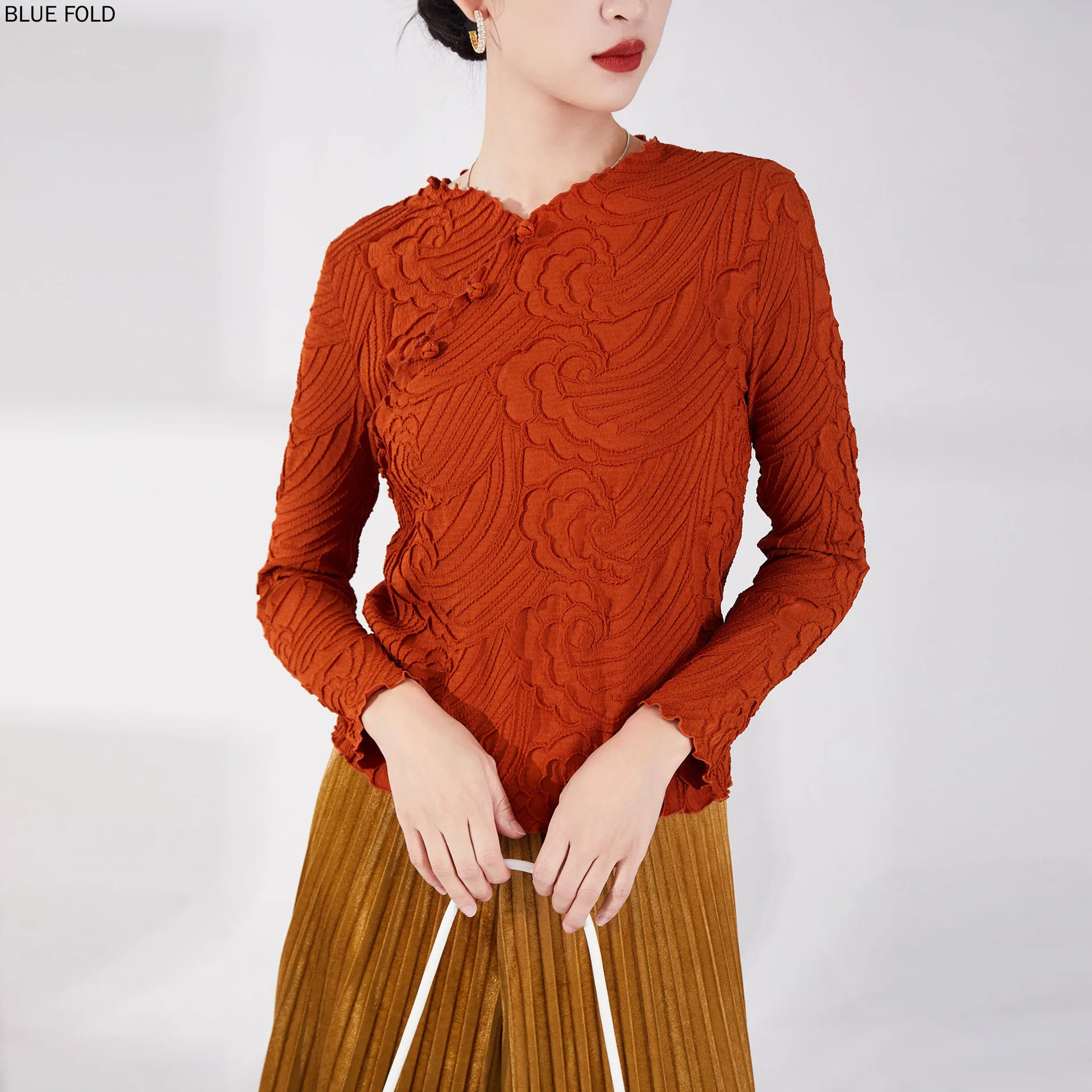 

MIYAKE Design Feeling Minority Embroidery Craft V-neck Base Dress Inside Build Temperament Slim Long-sleeved Pleated Blouse