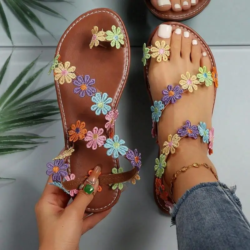 Böhmische bestickte Blumen-Designer-Sandalen für Damen – Sommer 2026 – Farbenfrohe, leichte Sandalen mit flachem Absatz – Elegante Strandschuhe für Damen – Detail 11