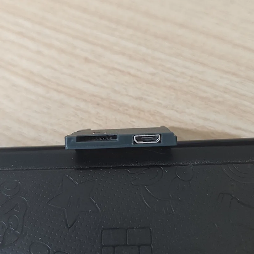 3DS, DSi, DSL용 LNH DSpico 카드로 DS 게임, DSi 게임, GBA 게임을 플레이할 수 있습니다.