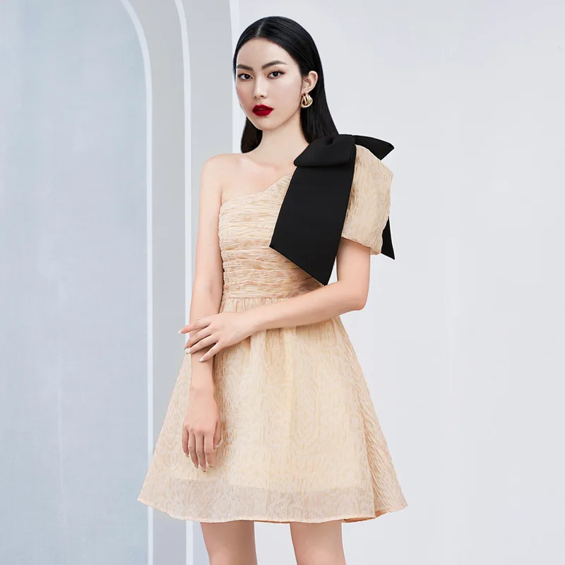 

2023 Summer Women Temperament Commuter Asymmetric Slanted Shoulder Bow Contrast Pleated Dress