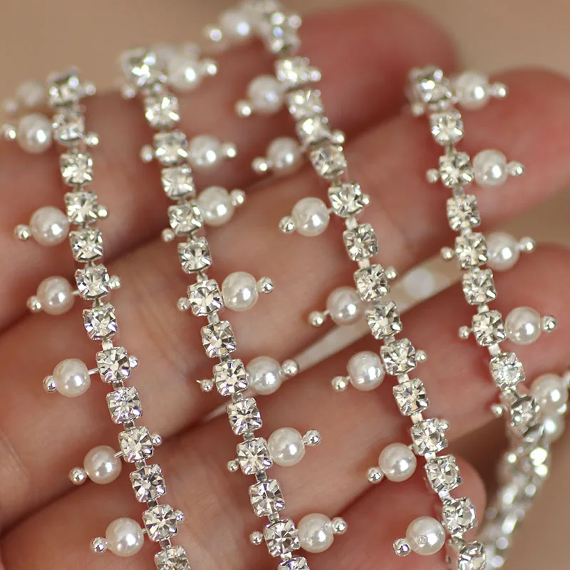 Резинка для волос со стразами. Стразы жемчуг клеевые на платье. Шторная тесьма с жемчугом. Тесьма для платья с жемчугом. Тесьма со стразами.