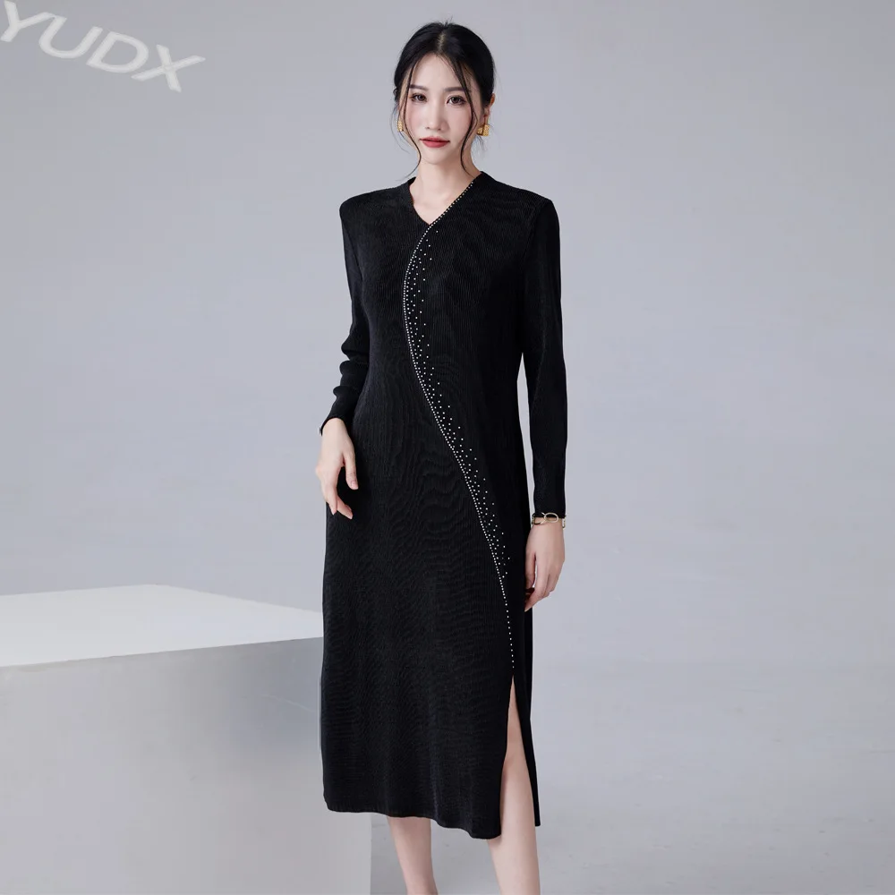 

YUDX Miyake Slim Dress 2023 Winter New V-neck Gold Velvet Dress Big Size Solid Color Temperament High-end Pleated Skirt