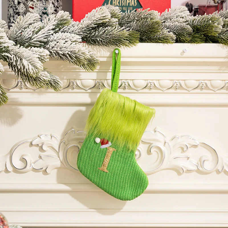 thumbnail image 1 of Árbol de Navidad verde creativo decorado con letras de punto verdes, calcetines colgantes, calcetines colgantes con nombre, bolsa de regalo de Papá Noel para Navidad, 1 of 5
