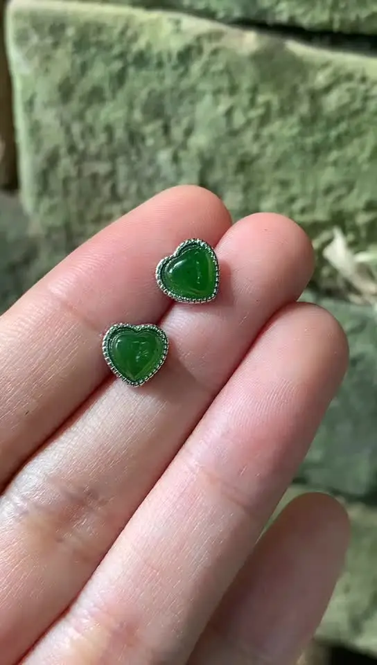 Orecchini a bottone con peridoto rotondo con montatura a punta - Diamonds Factory IT