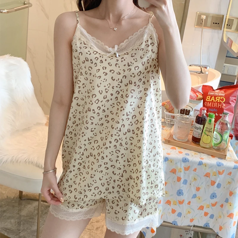 Рисунок 2 - Пижамный комплект женский с леопардовым принтом