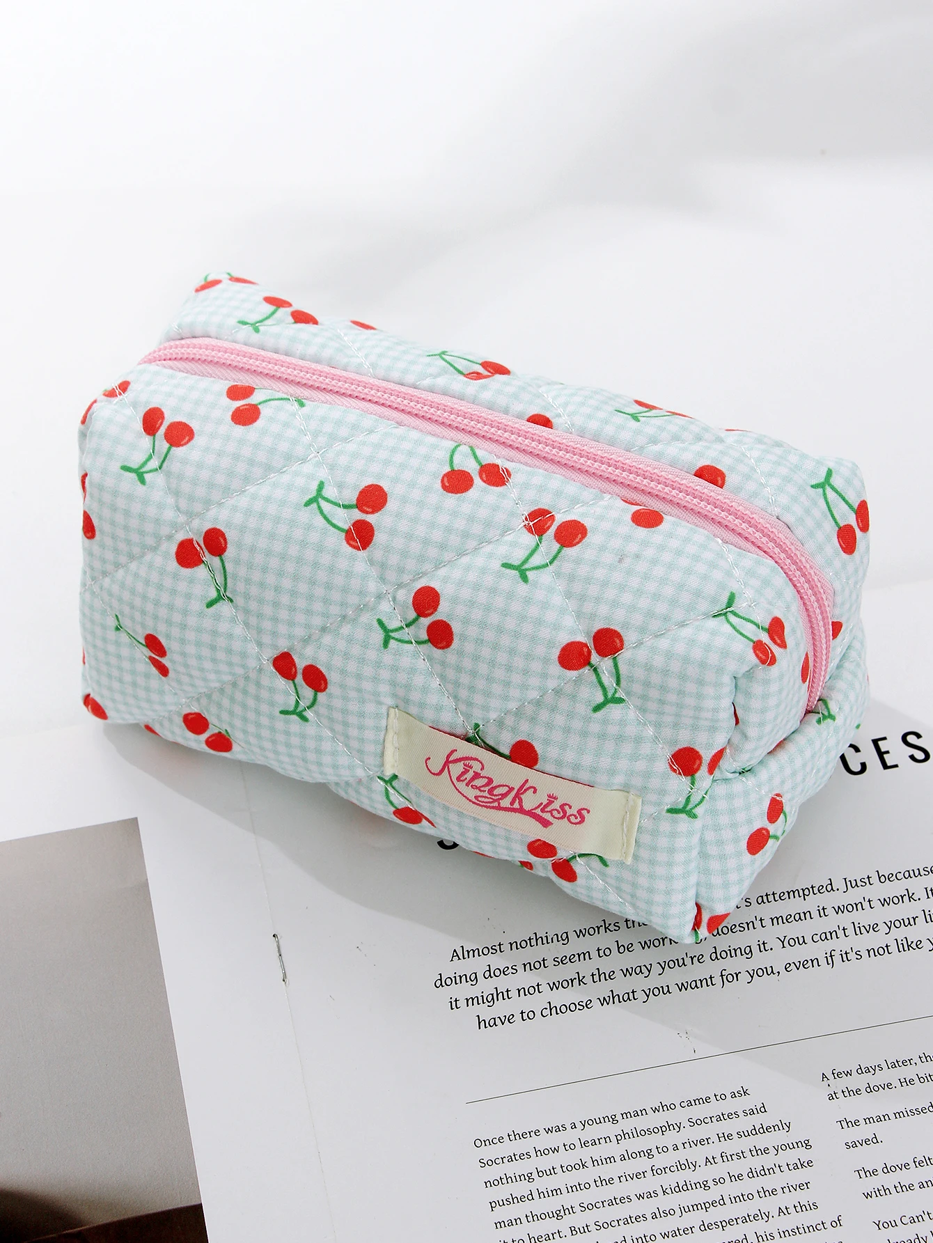 3-teilige karierte, mit Kirsche gesteppte Make-up-Tasche, tragbare Make-up-Tasche mit großem Fassungsvermögen, Reise-Make-up-Tasche, Make-up-Tasche aus Kirschbaumwolle – Detail 8