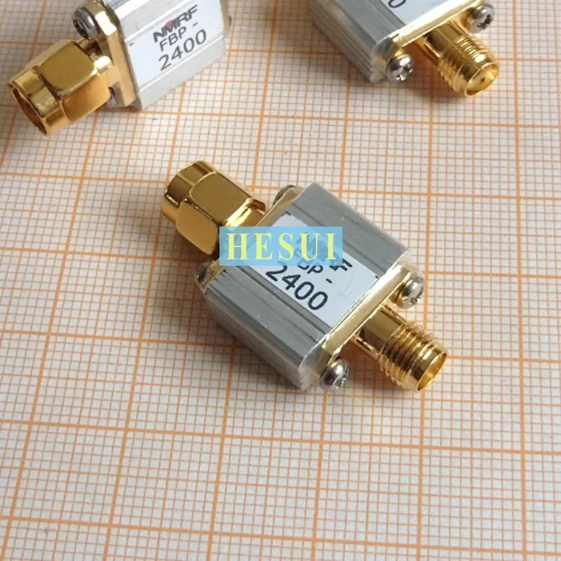 Filtre passe-bande 2.4GHz 2450MHz montrant son boîtier métallique et ses connecteurs SMA, idéal pour récepteur.