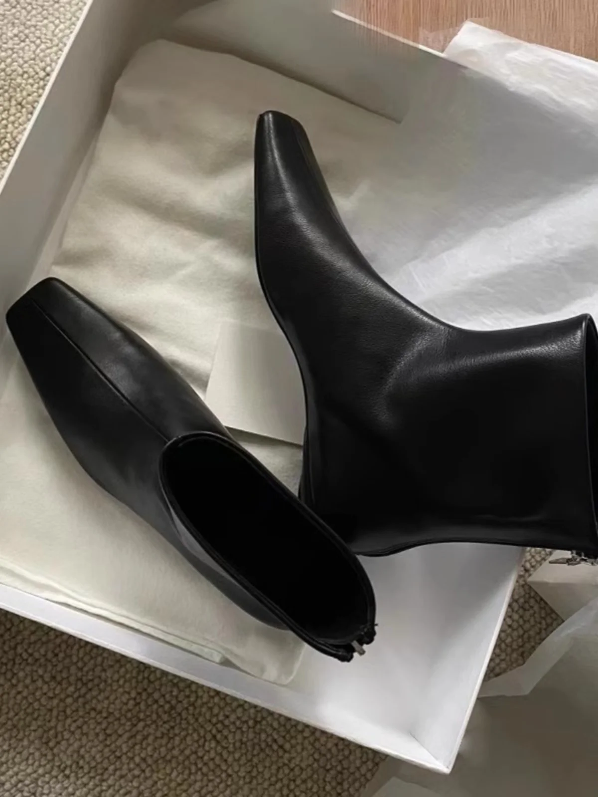 

New low heeled flat bottomed square toe Chelsea boots with genuine leather vintage and versatile, slimming short boots for women