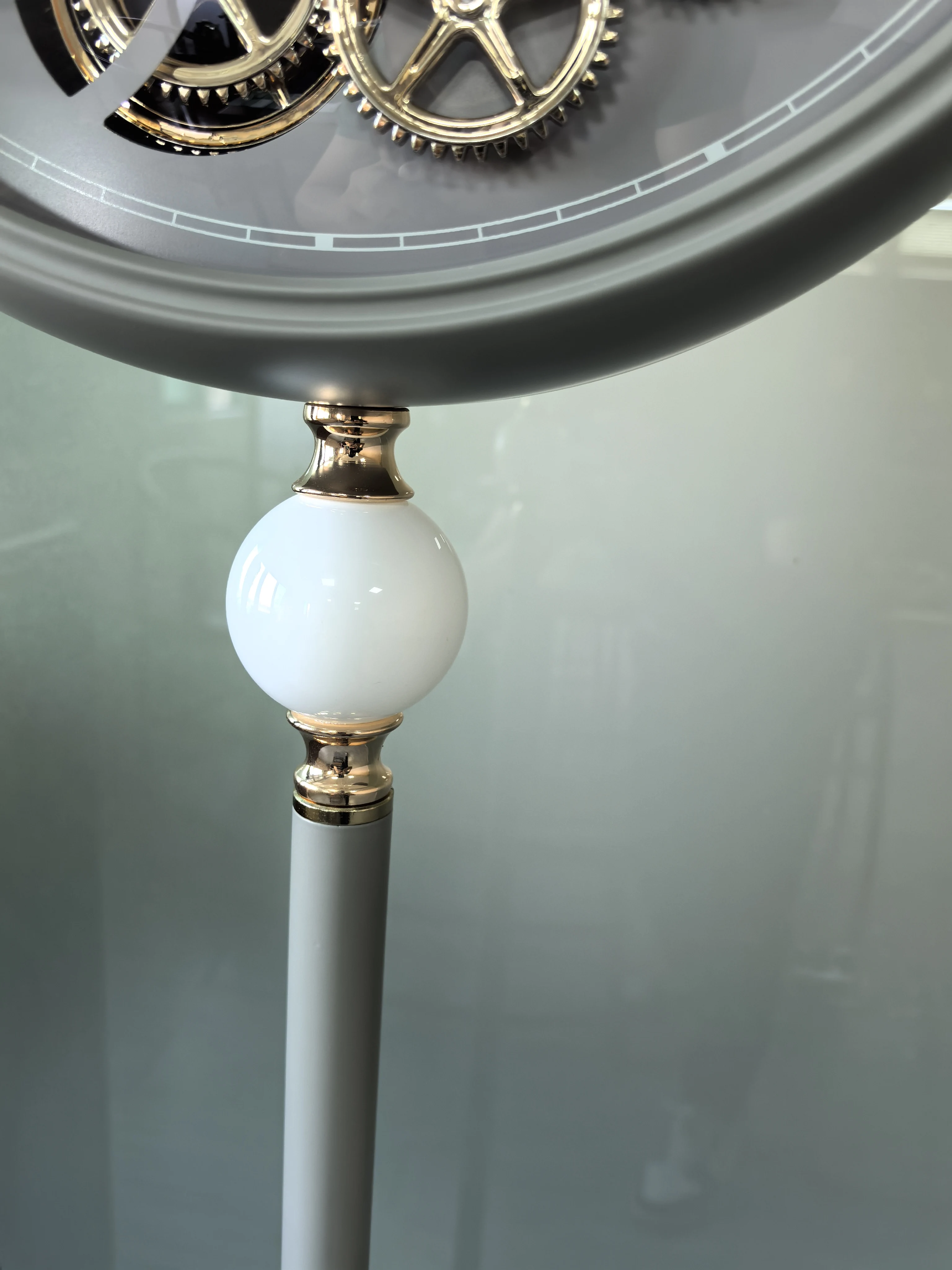 Light Luxury Vintage Style Metal Rotating Gear Floor Clock Antique Design for Living Room Dining Room Decoration