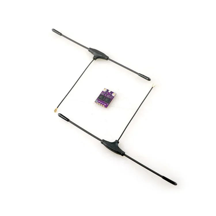 Puce TCXO visible sur le récepteur HappyModel ES900 ELRS 868/915MHz pour drone FPV