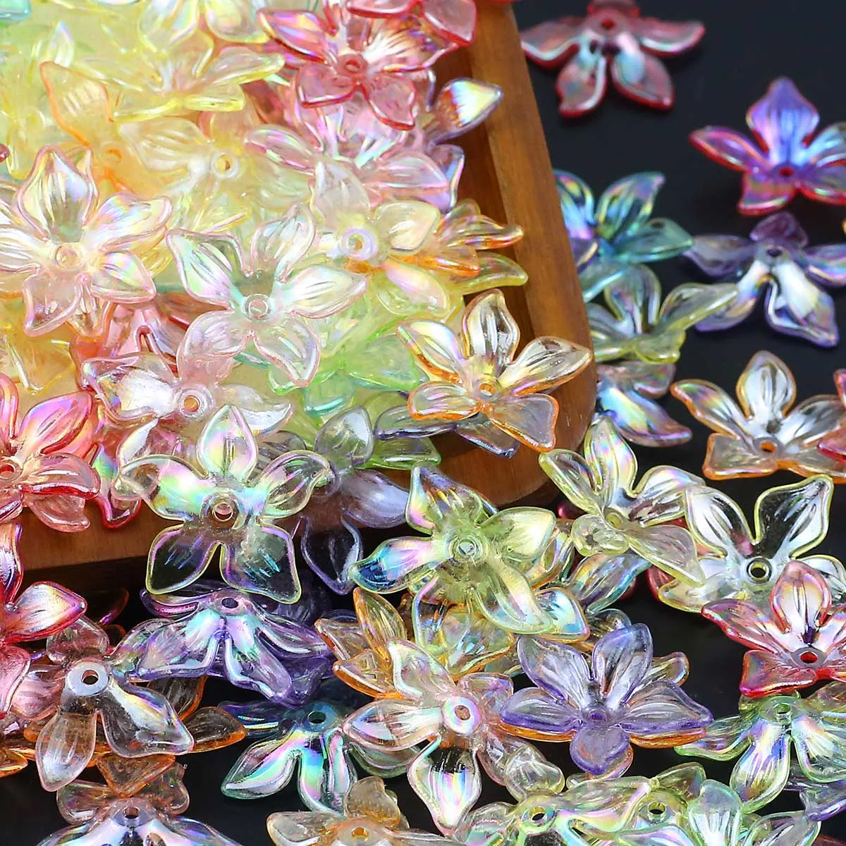100 Perline Fiore Di Ciliegio Acrilico Sfumato Blu E Rosso – Perline 5 Petali Con Bordo Oro Per Gioielli Fai Da Te