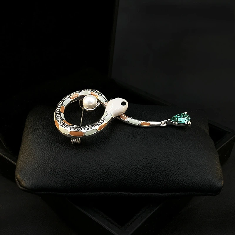 Exquisite Smart Snakes Brooch Men Women Retro Corsage Elegant Sweater Suit Animal Pin Accessories Pearl Rhinestone Jewelry Gifts