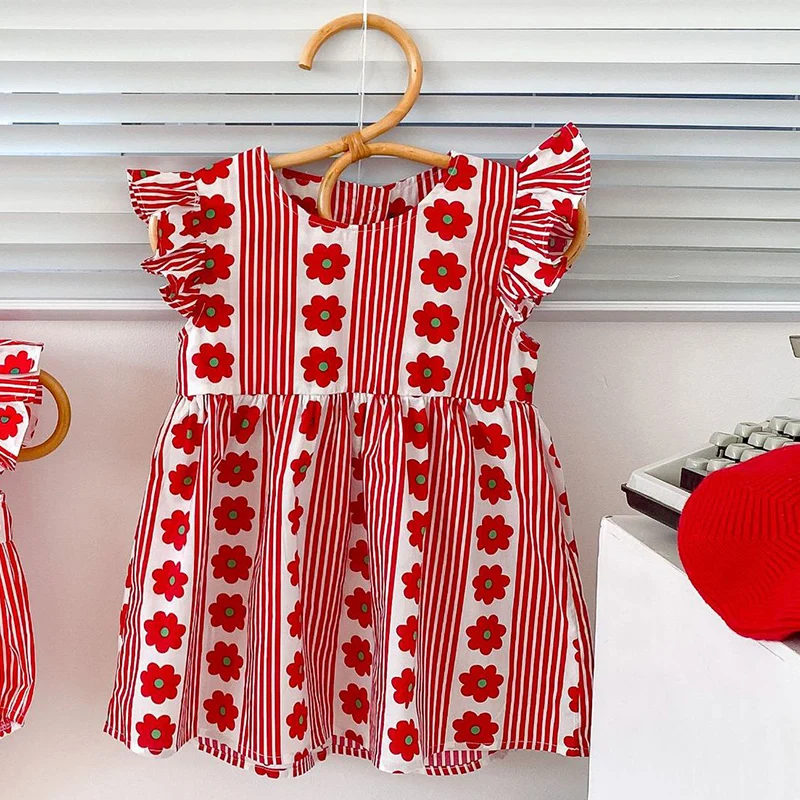 

Новое платье для маленьких девочек, платье принцессы с летающим рукавом для младенцев, одежда с оборками, хлопковые платья с открытой спиной для девочек в полоску и с красными цветами